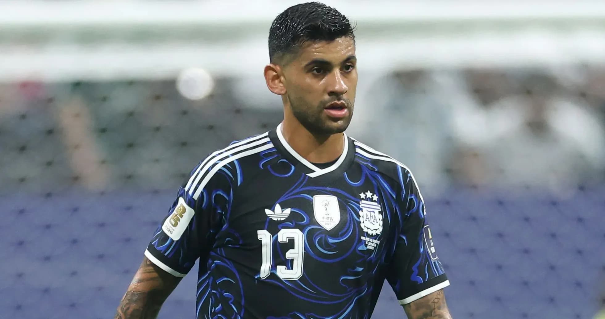 Jugador argentino en camiseta negra durante partido Jugador argentino en camiseta negra durante partido