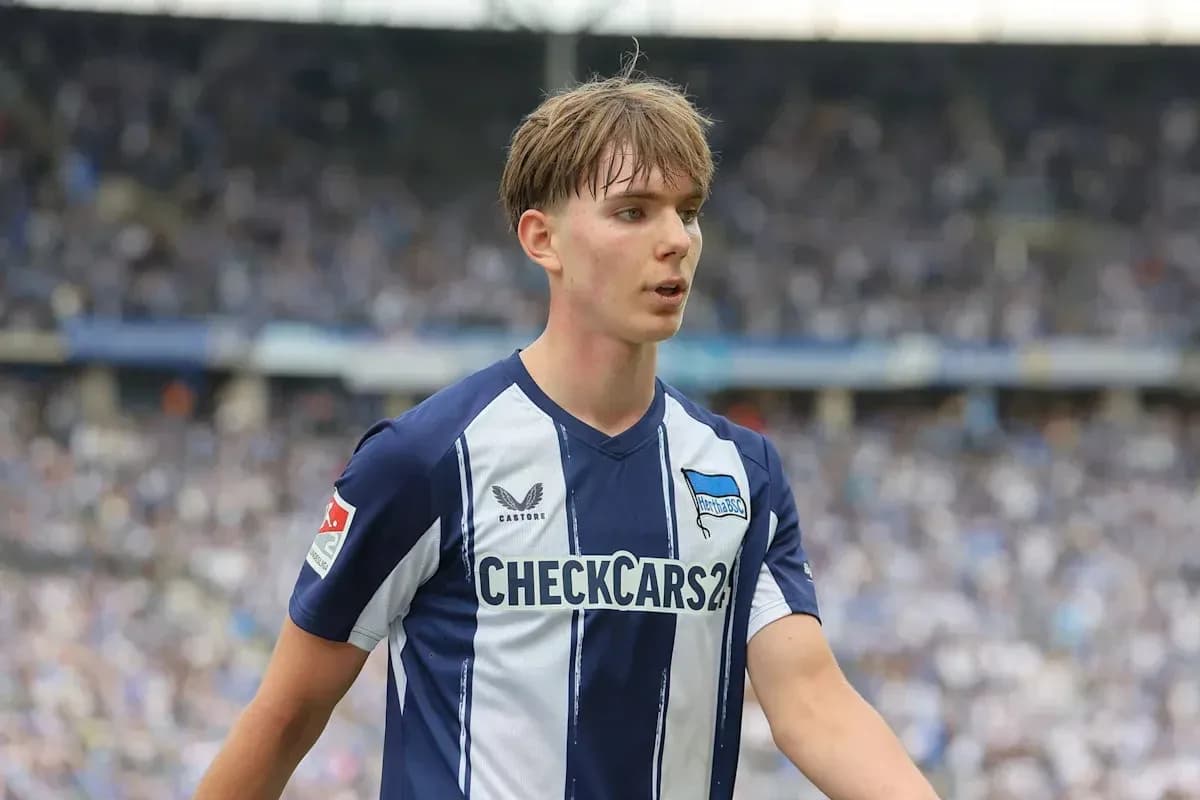 Jugador de Hertha BSC en el campo durante un partido Jugador de Hertha BSC en el campo durante un partido