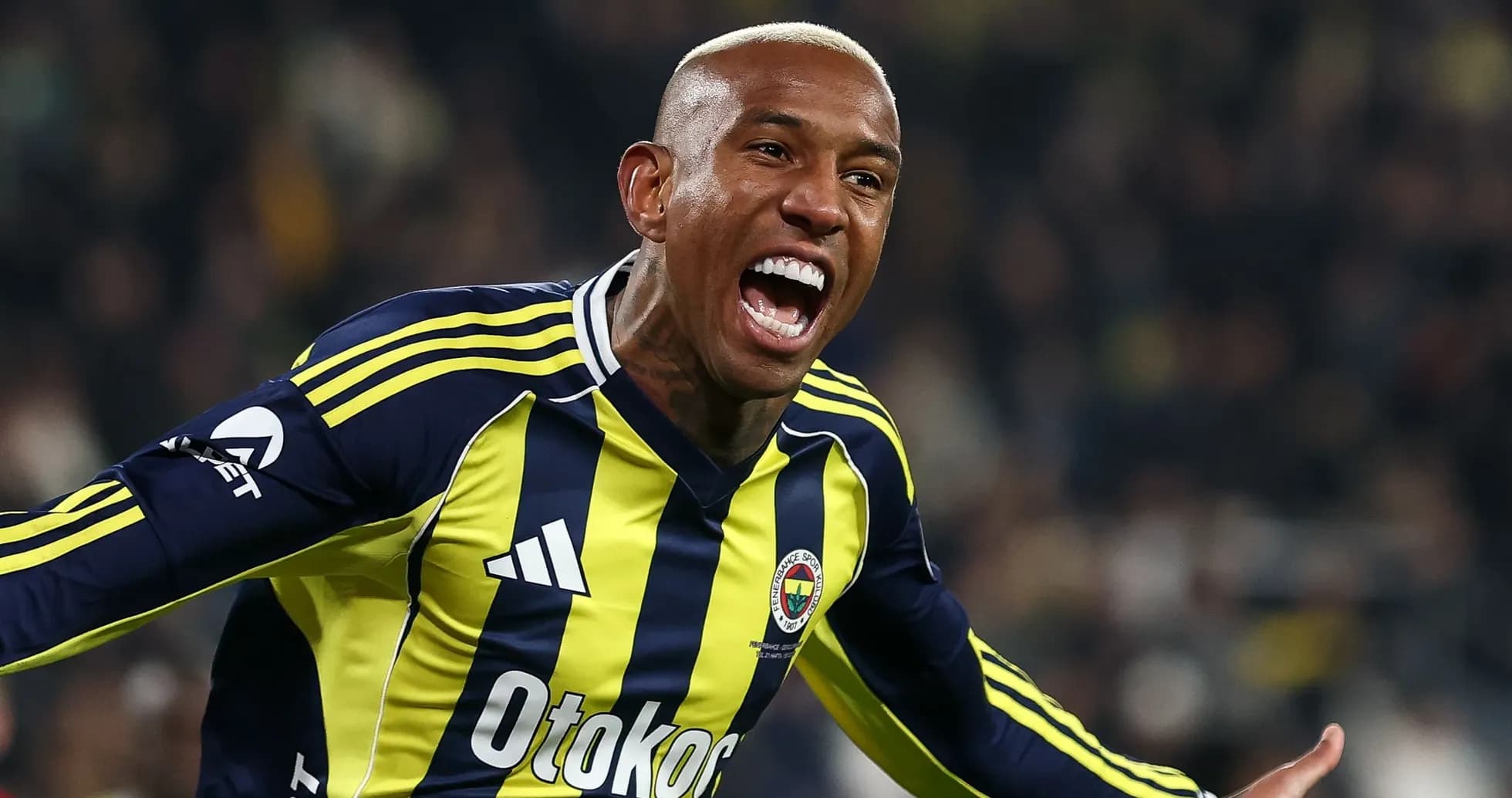 Jugador de Fenerbahçe celebrando un gol en el campo Jugador de Fenerbahçe celebrando un gol en el campo