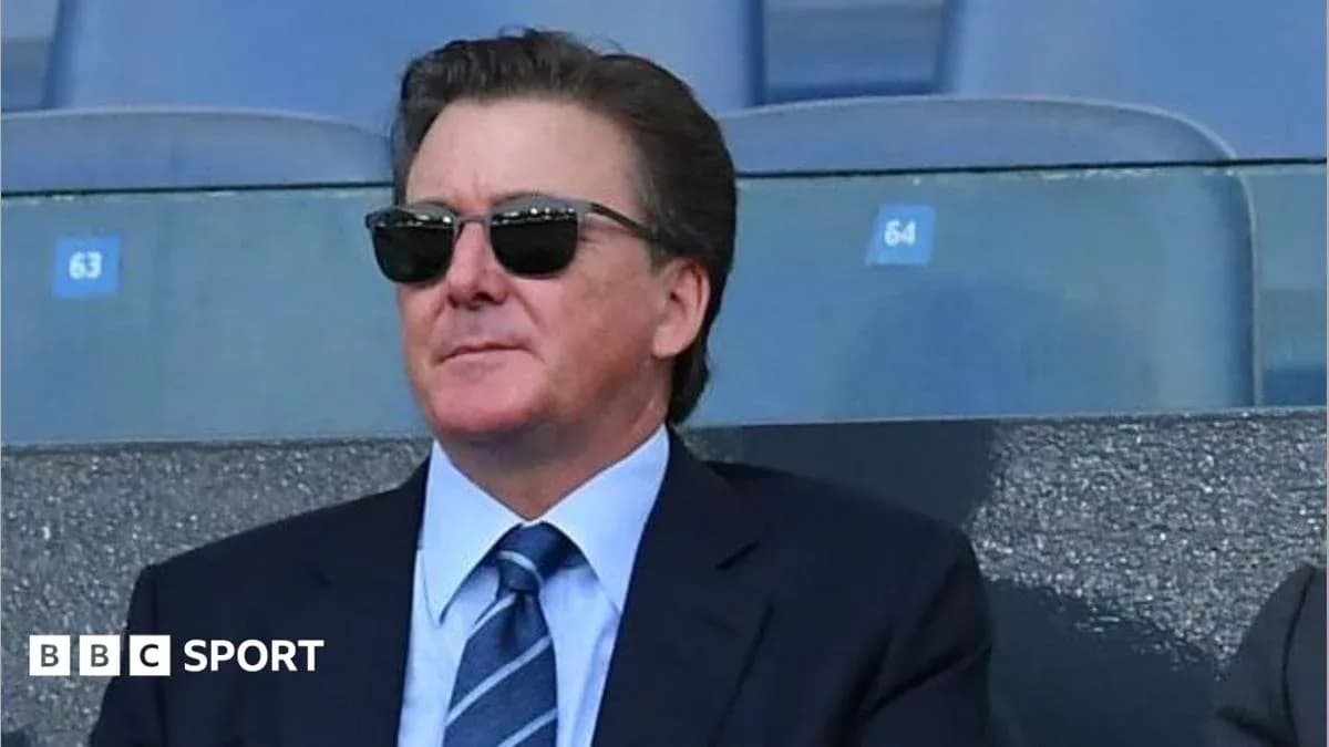 Hombre con gafas de sol en tribuna de estadio Hombre con gafas de sol en tribuna de estadio