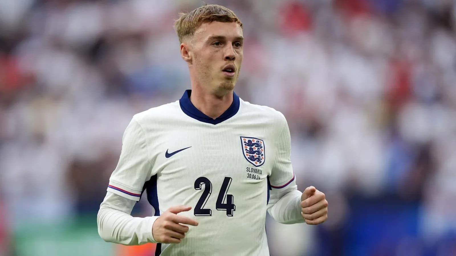 Jugador de Inglaterra corriendo en el campo Jugador de Inglaterra corriendo en el campo
