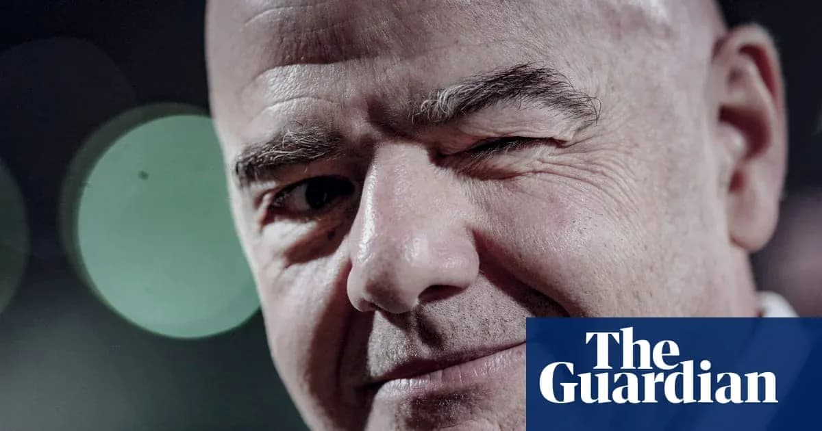Hombre guiñando un ojo con fondo borroso Hombre guiñando un ojo con fondo borroso