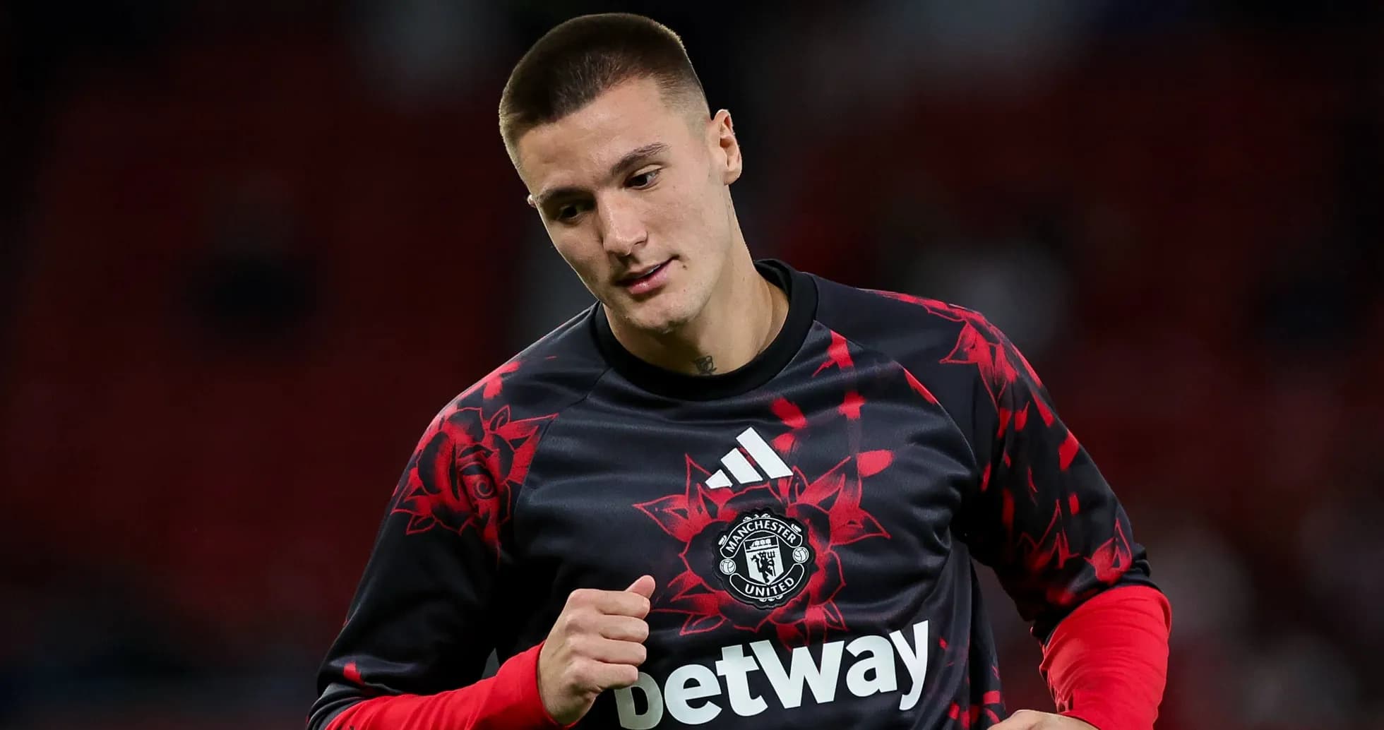 Jugador calentando con camiseta de Manchester United Jugador calentando con camiseta de Manchester United