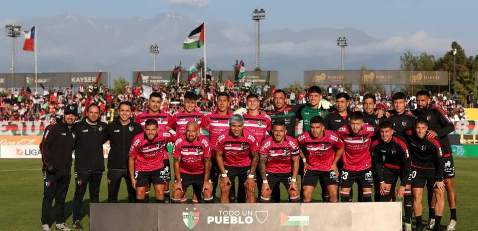 Equipo de Palestino posando en el campo Equipo de Palestino posando en el campo