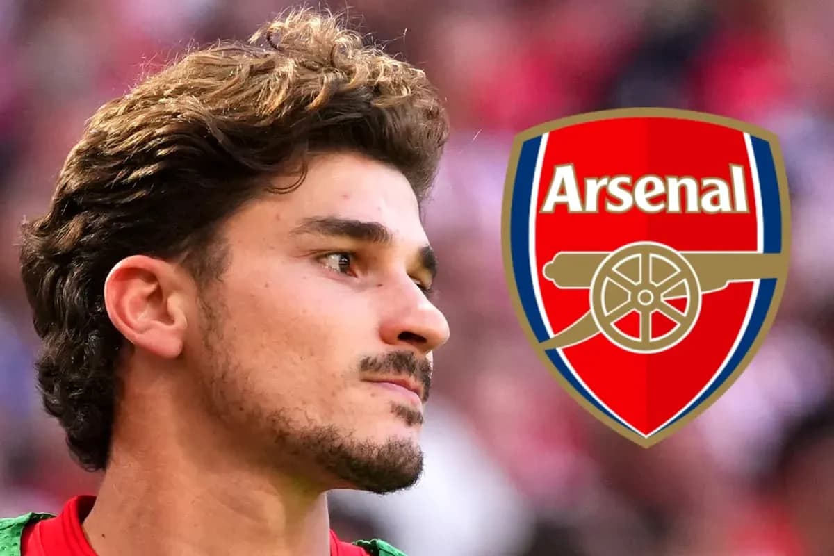 Jugador de Arsenal con logo del club al fondo Jugador de Arsenal con logo del club al fondo