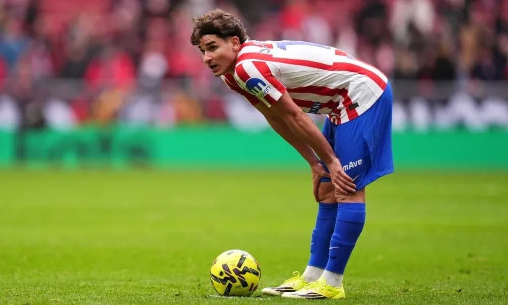 Jugador de Atlético de Madrid preparando un tiro libre Jugador de Atlético de Madrid preparando un tiro libre