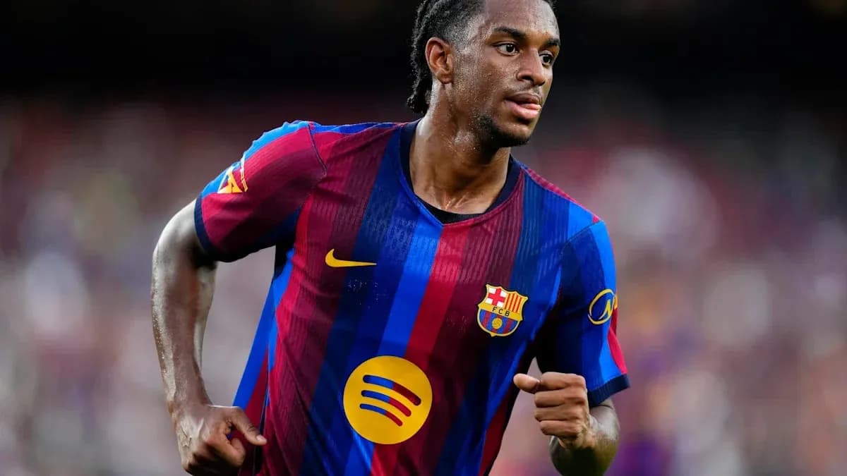 Jugador de Barcelona corriendo en el campo Jugador de Barcelona corriendo en el campo