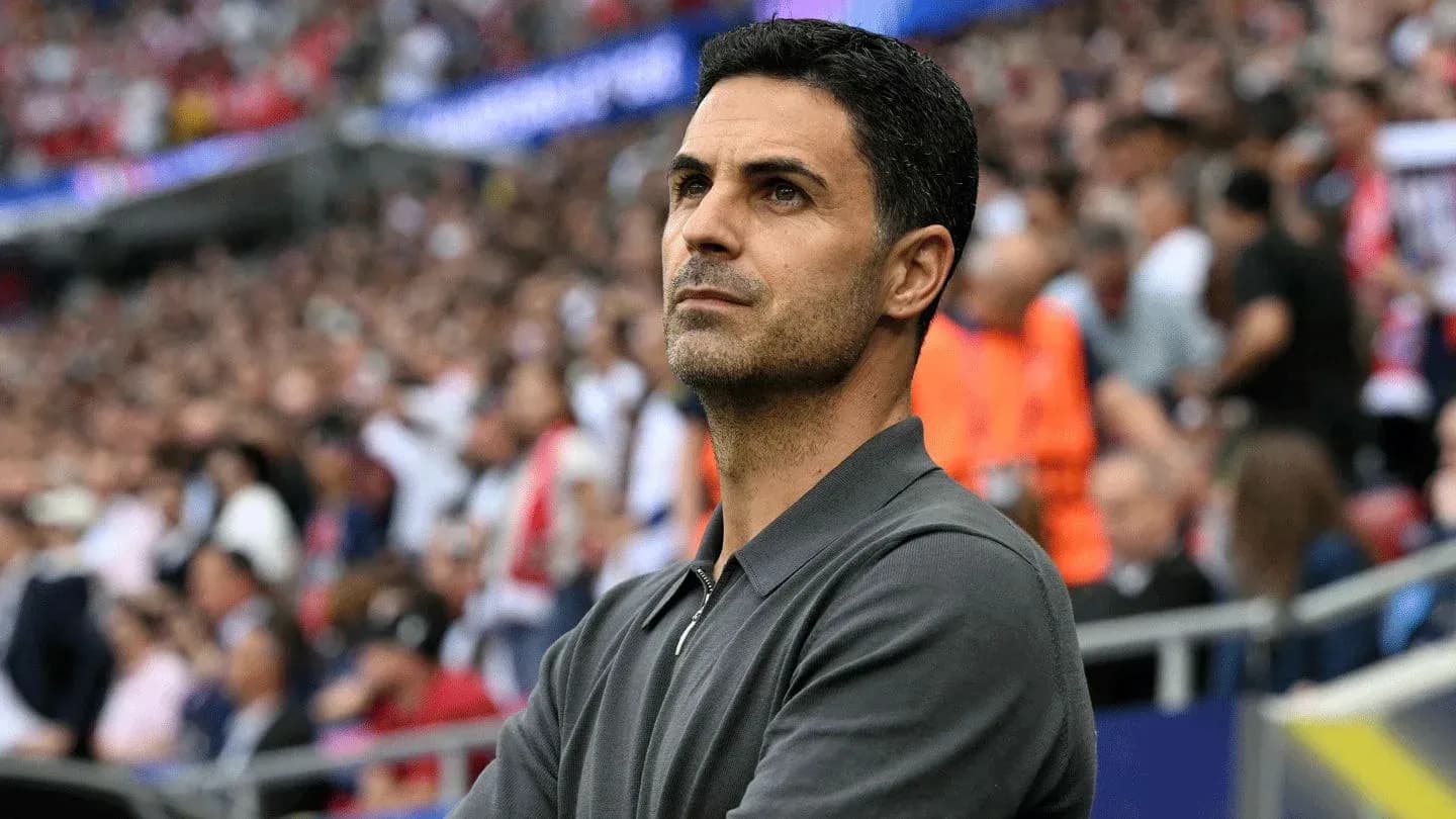 Entrenador observando el partido desde la línea Entrenador observando el partido desde la línea