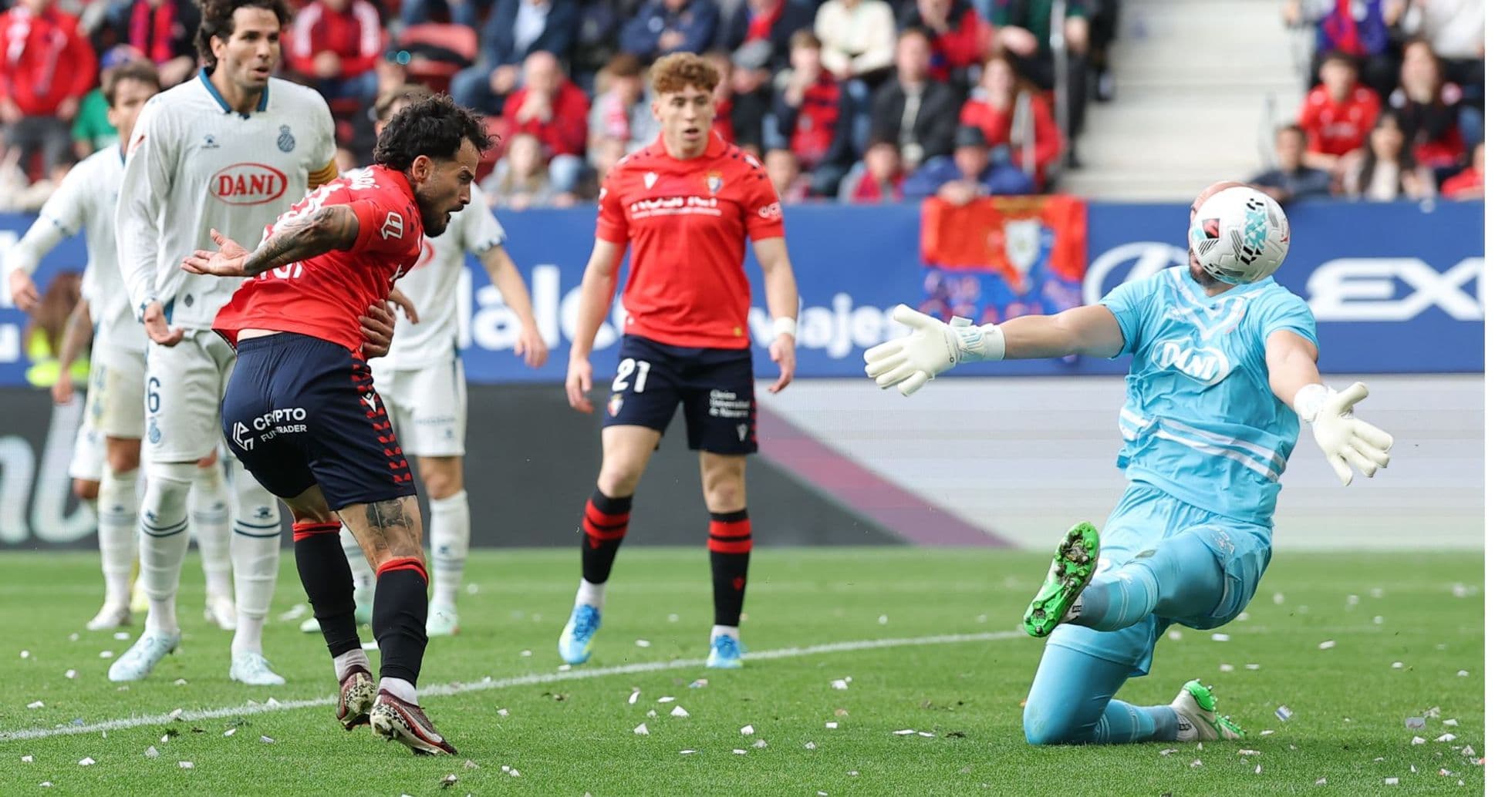 Jugador de Osasuna intentando marcar un gol Jugador de Osasuna intentando marcar un gol