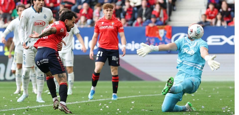 Jugador de Osasuna intentando marcar un gol Jugador de Osasuna intentando marcar un gol