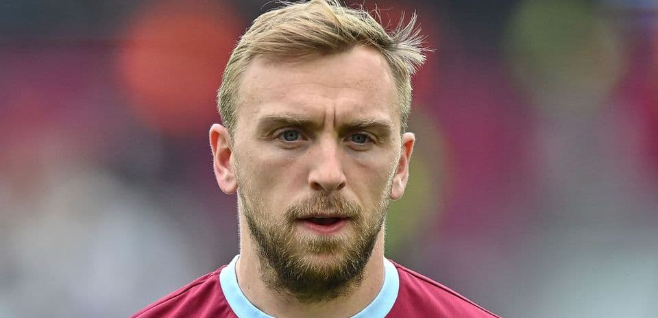 Jugador con camiseta de West Ham en primer plano Jugador con camiseta de West Ham en primer plano