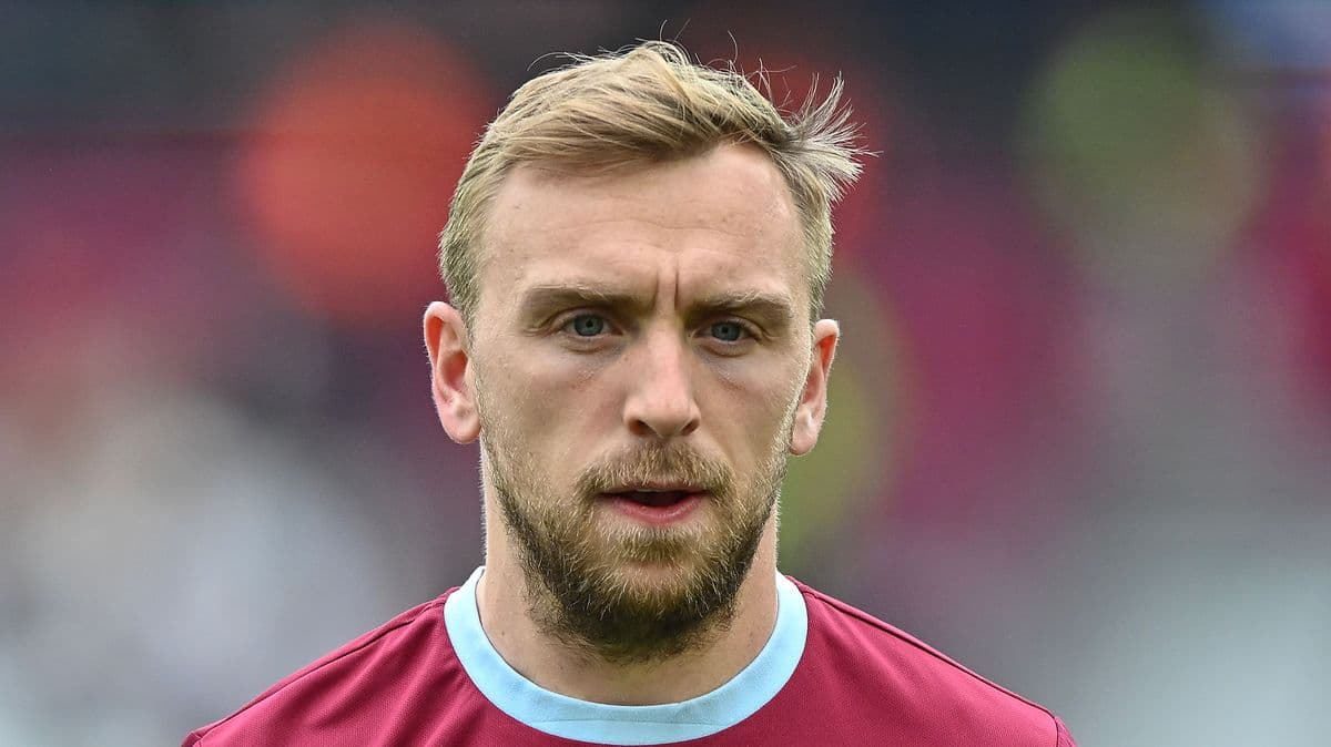 Jugador con camiseta de West Ham en primer plano Jugador con camiseta de West Ham en primer plano
