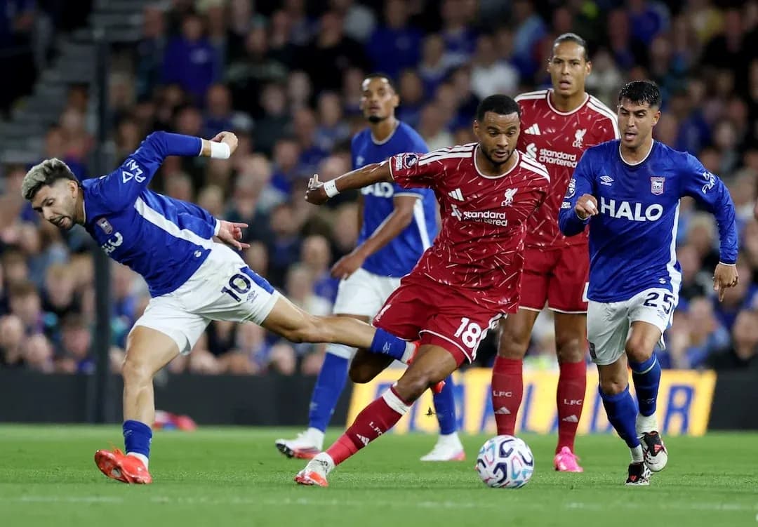 Jugador de Ipswich intenta driblear a defensor de Liverpool Jugador de Ipswich intenta driblear a defensor de Liverpool