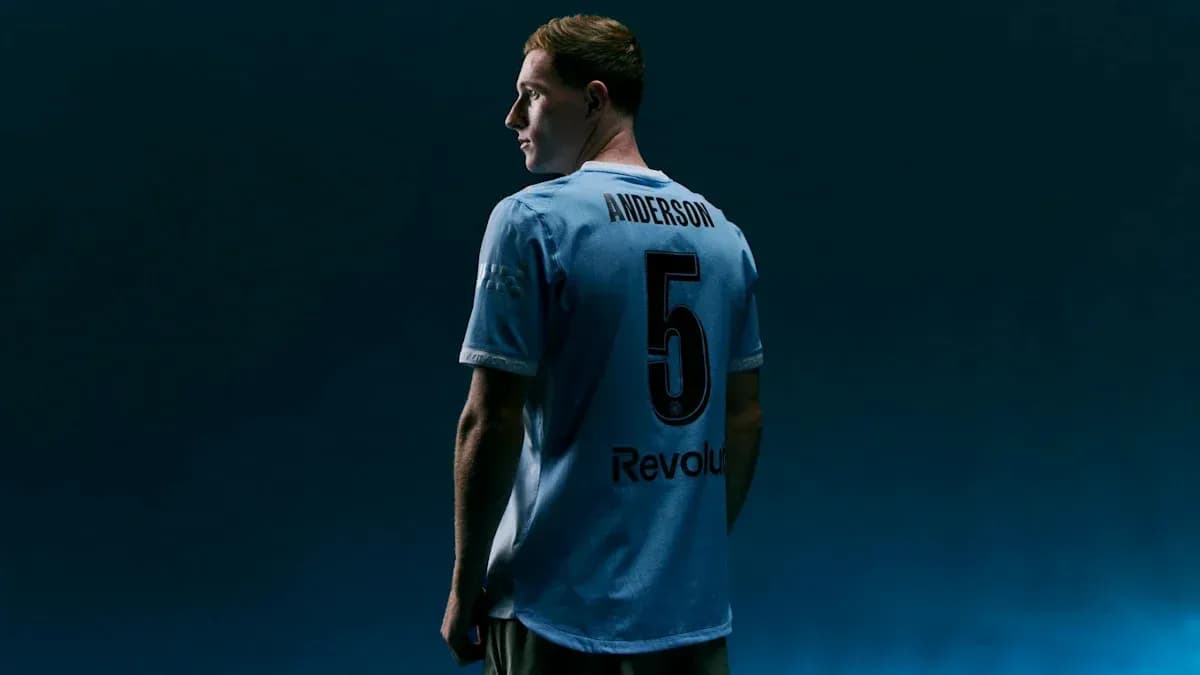 Jugador de fútbol con camiseta azul y número 5 Jugador de fútbol con camiseta azul y número 5