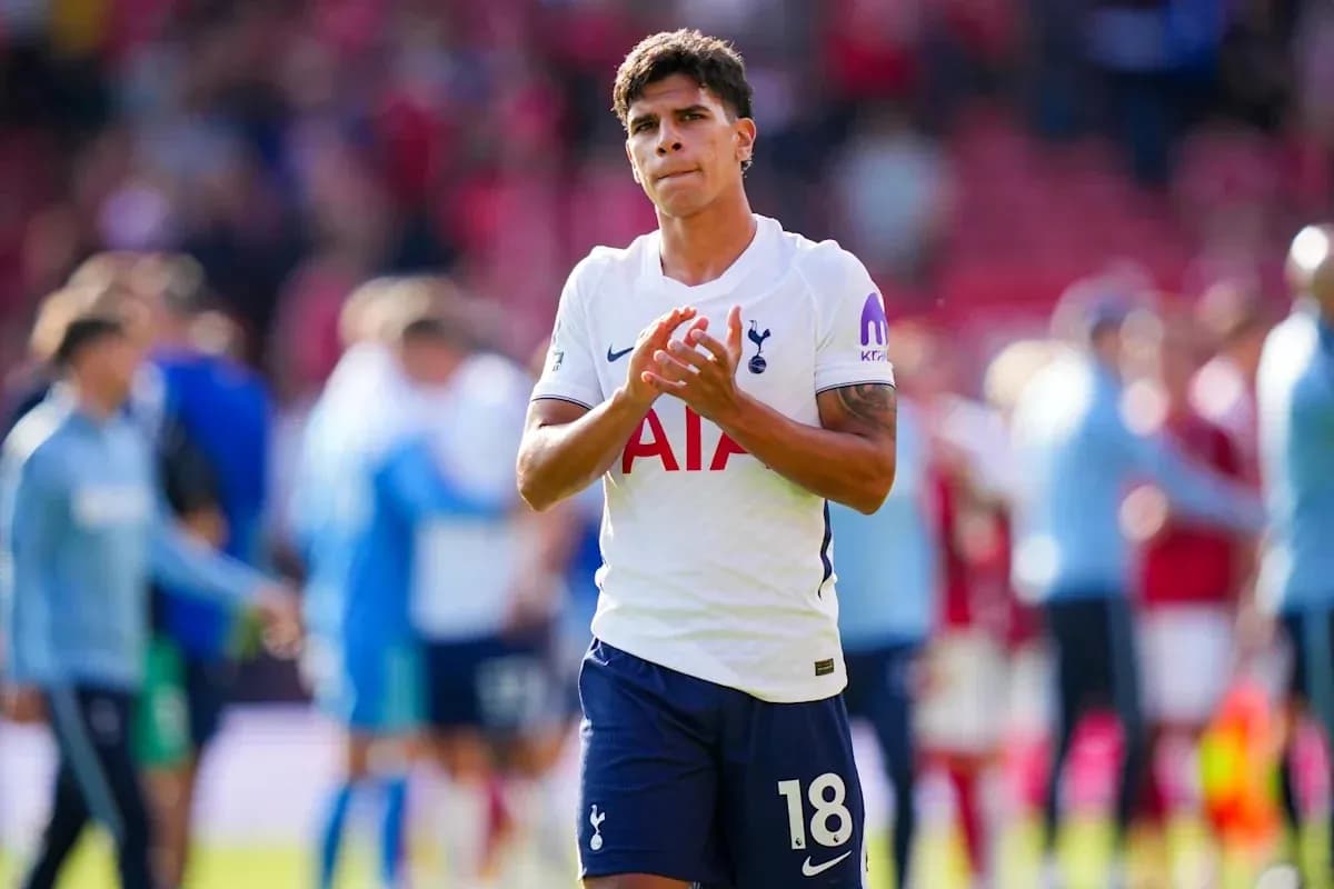 Jugador de Tottenham aplaudiendo tras el partido Jugador de Tottenham aplaudiendo tras el partido