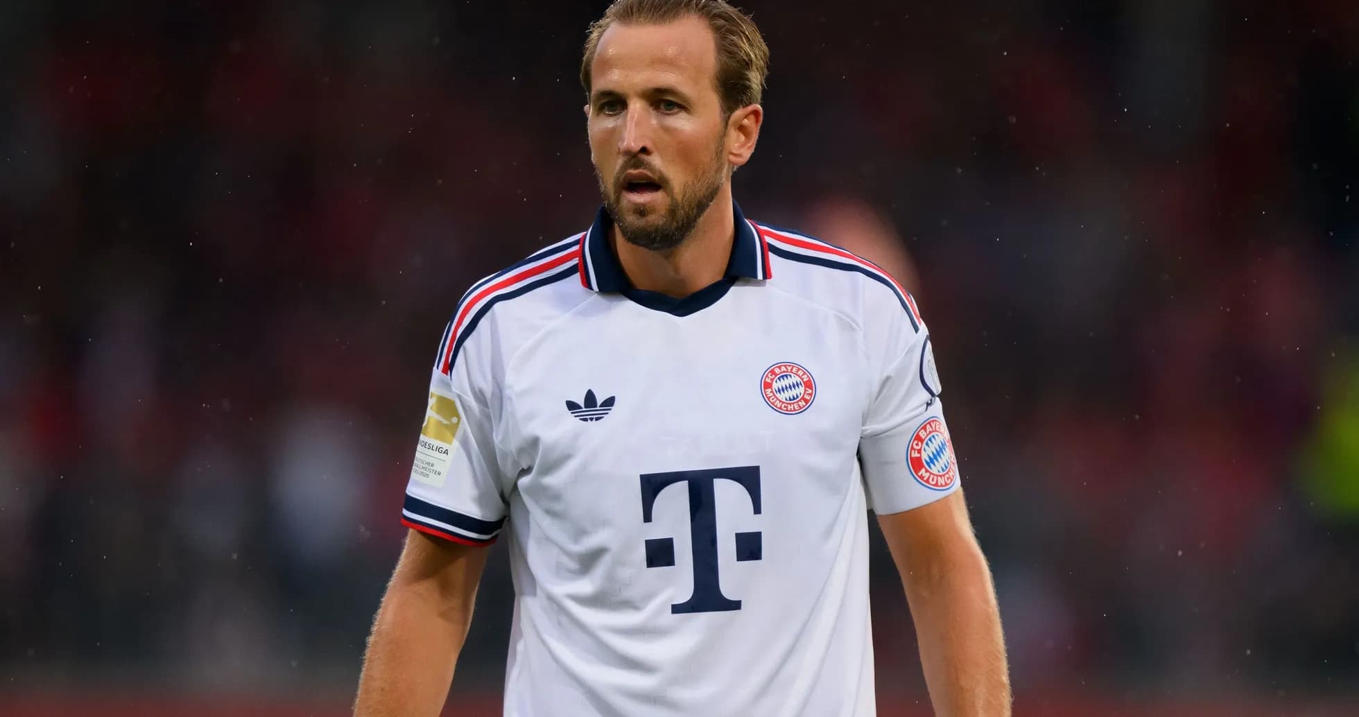 Jugador de Bayern Múnich en uniforme durante el partido Jugador de Bayern Múnich en uniforme durante el partido