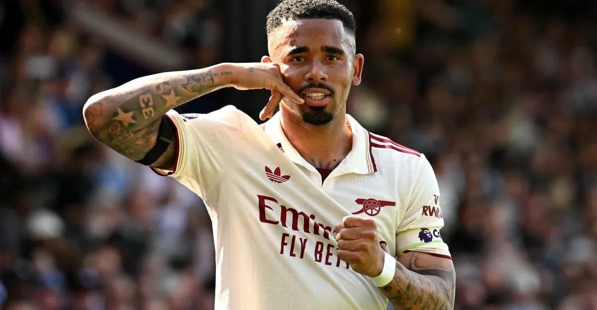 Jugador de Arsenal celebrando un gol con gesto Jugador de Arsenal celebrando un gol con gesto