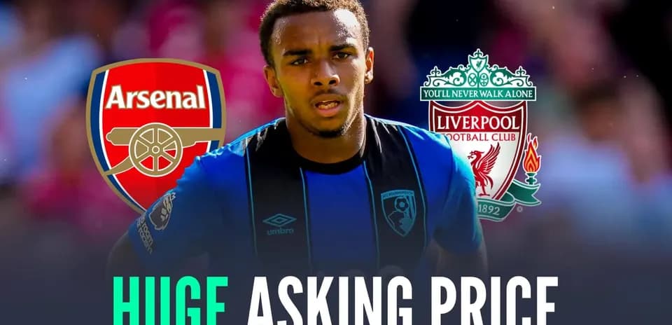 Jugador de Bournemouth entre escudos de Arsenal y Liverpool Jugador de Bournemouth entre escudos de Arsenal y Liverpool