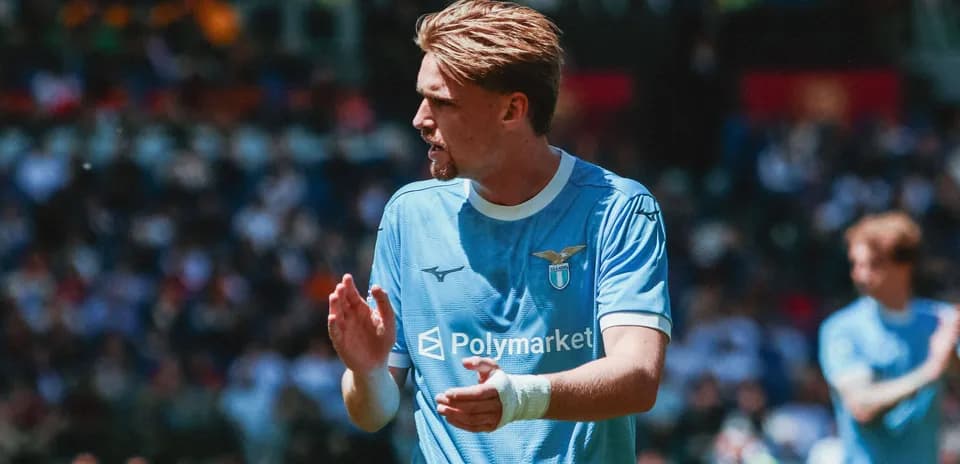 Jugador de Lazio aplaudiendo en el campo de juego Jugador de Lazio aplaudiendo en el campo de juego
