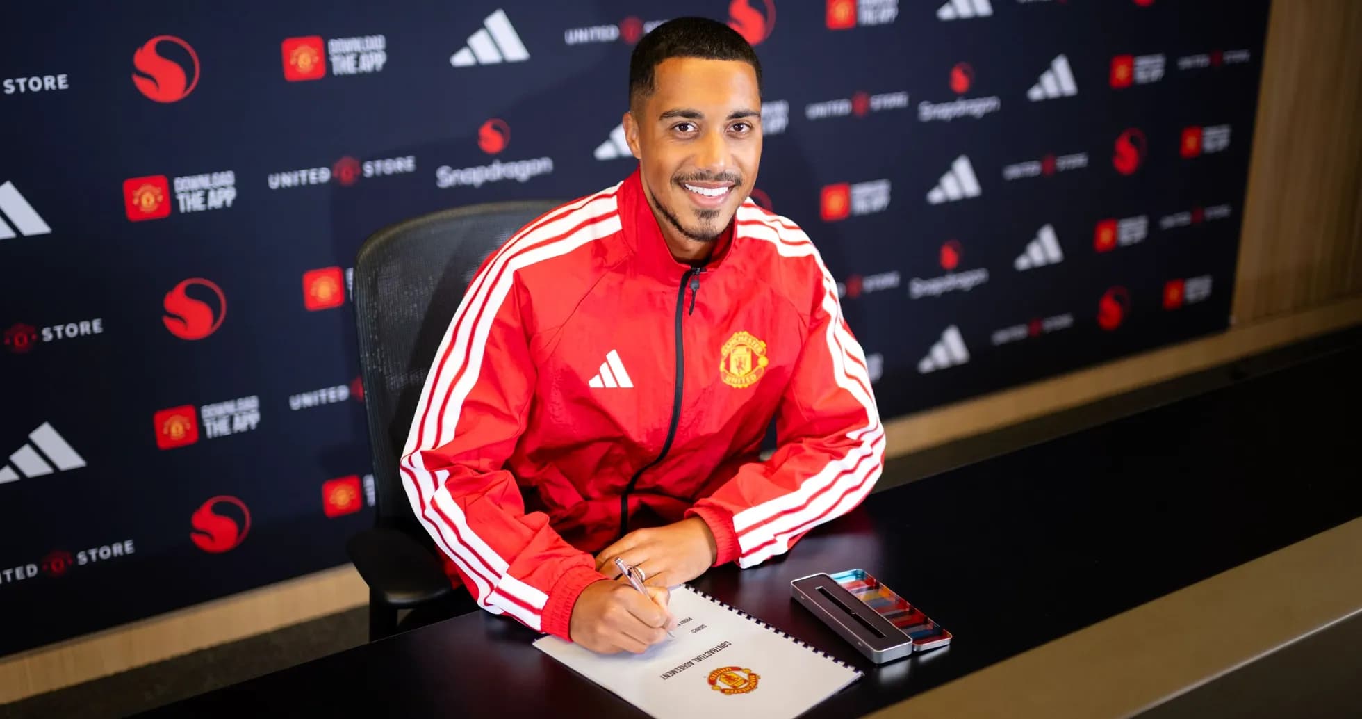 Jugador firmando contrato con Manchester United Jugador firmando contrato con Manchester United