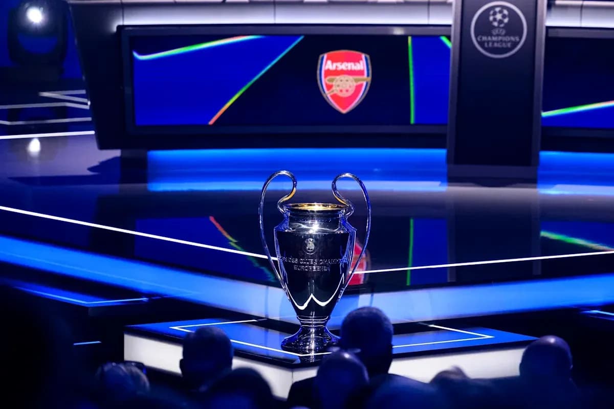 Trofeo de la Champions League con logo de Arsenal Trofeo de la Champions League con logo de Arsenal