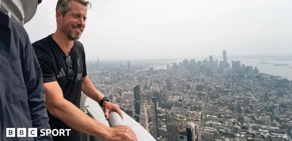Hombre en la cima de un rascacielos en Nueva York Hombre en la cima de un rascacielos en Nueva York