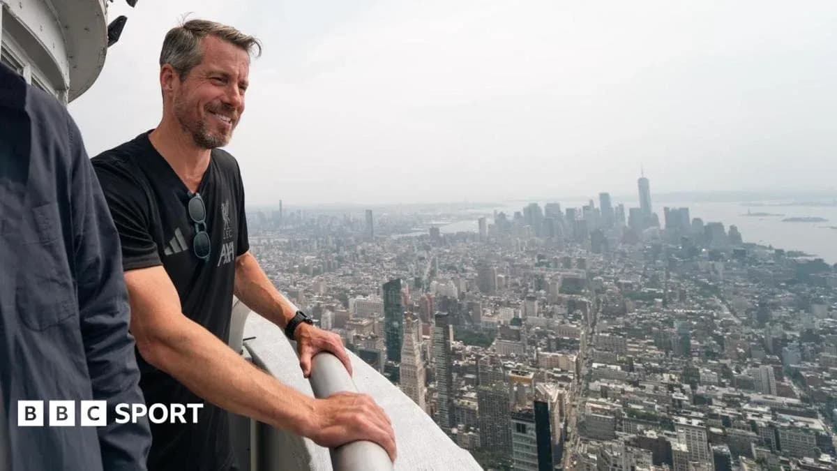 Hombre en la cima de un rascacielos en Nueva York Hombre en la cima de un rascacielos en Nueva York