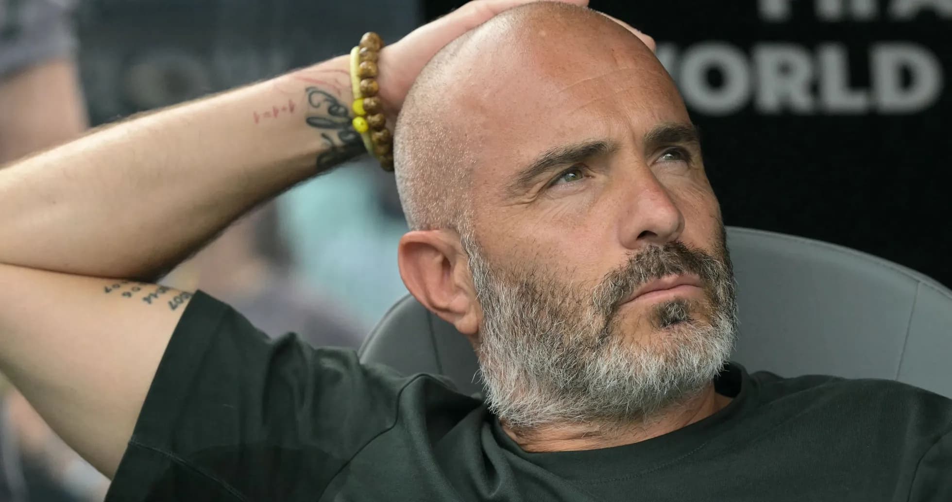 Entrenador sentado en el banquillo durante el partido Entrenador sentado en el banquillo durante el partido