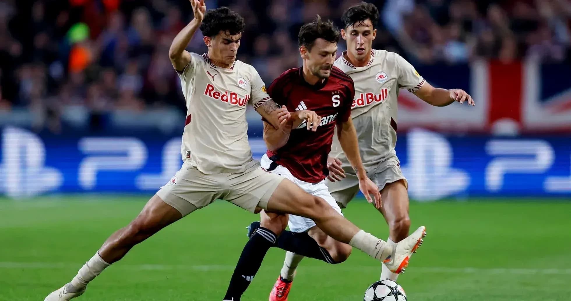 Jugadores compitiendo por el balón en el partido Jugadores compitiendo por el balón en el partido