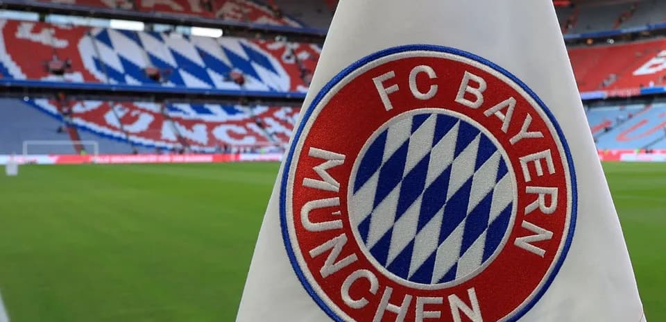 Bandera de FC Bayern Múnich en el estadio Bandera de FC Bayern Múnich en el estadio
