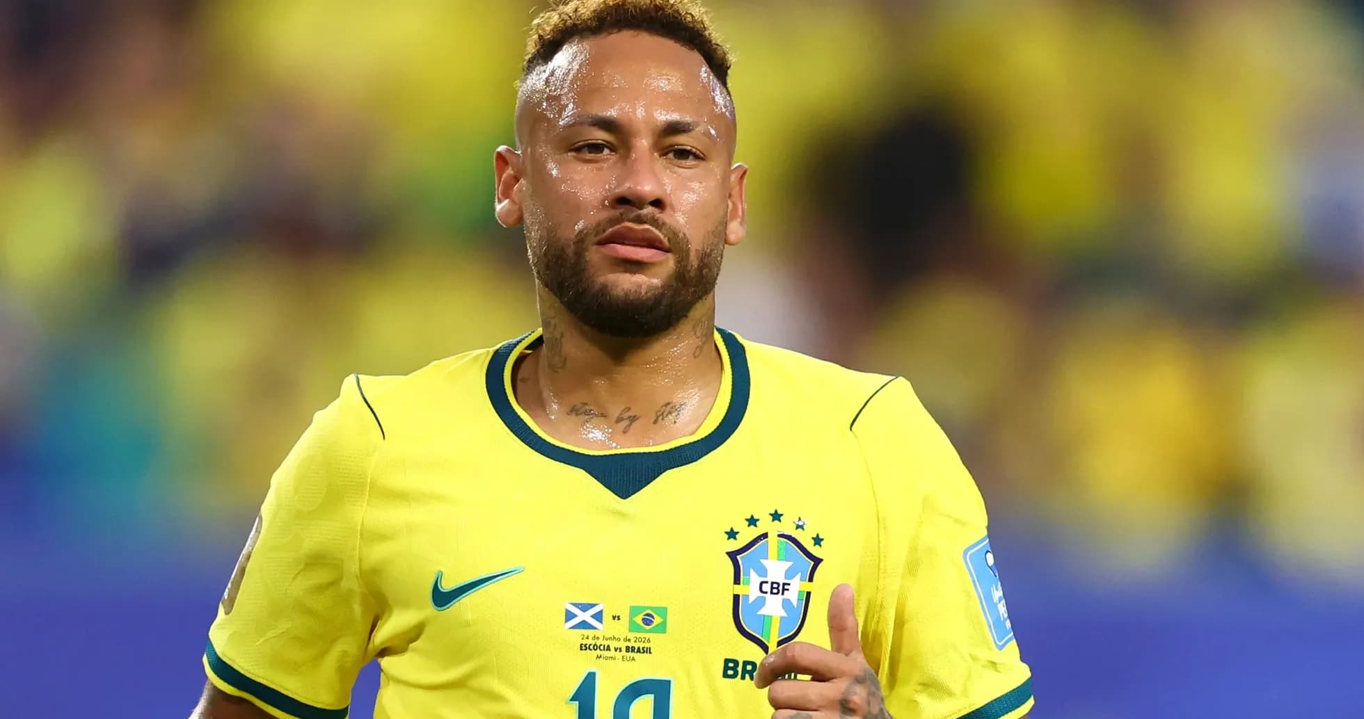 Neymar en camiseta amarilla de Brasil en el campo Neymar en camiseta amarilla de Brasil en el campo
