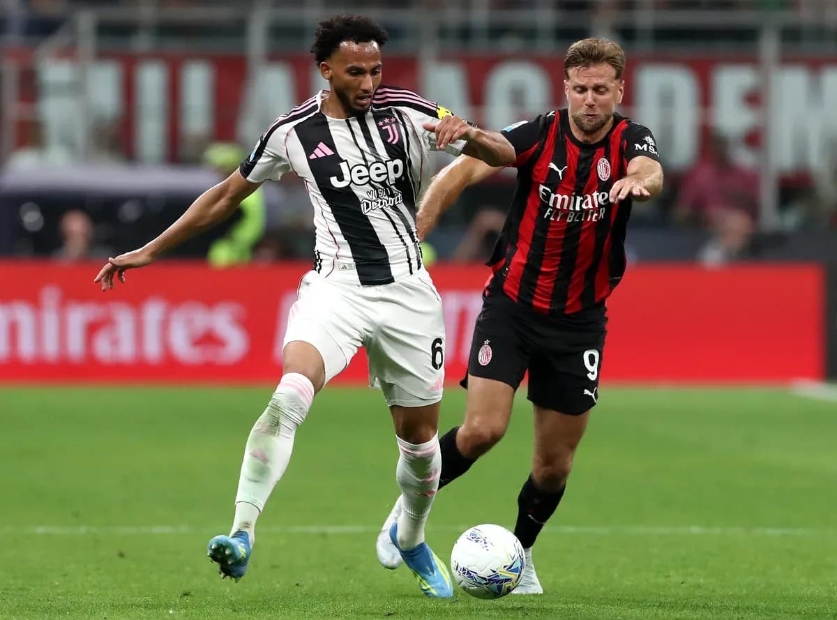 Jugador de Juventus compitiendo por el balón Jugador de Juventus compitiendo por el balón
