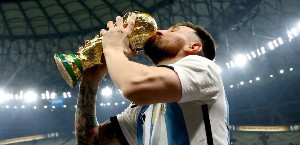 Jugador besando el trofeo de la Copa del Mundo Jugador besando el trofeo de la Copa del Mundo