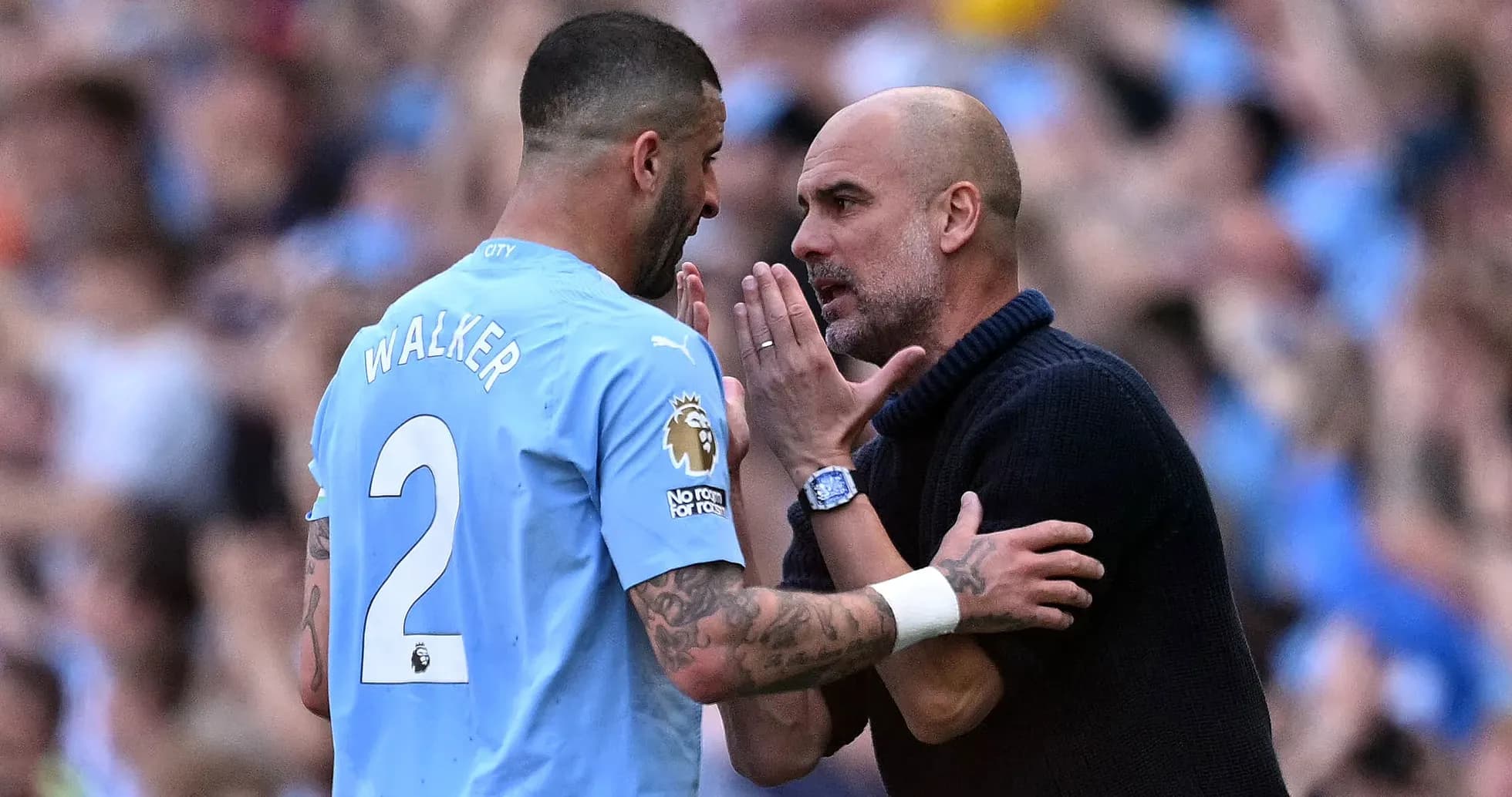 Pep Guardiola hablando con Kyle Walker en el campo Pep Guardiola hablando con Kyle Walker en el campo