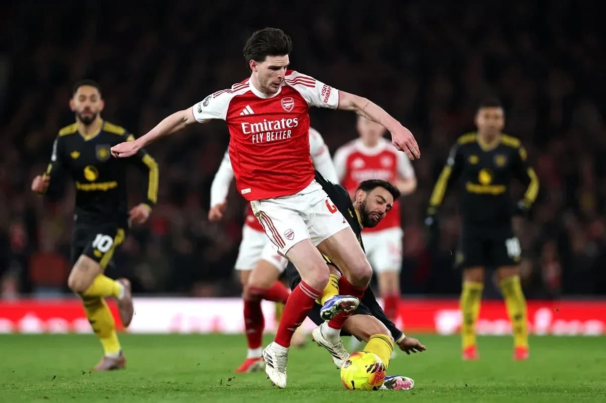 Jugador de Arsenal evitando una falta durante partido Jugador de Arsenal evitando una falta durante partido