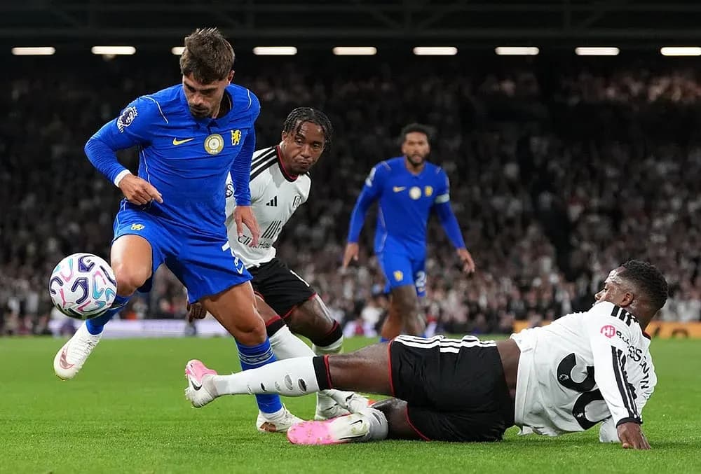 Jugadores de Fulham y Chelsea en acción Jugadores de Fulham y Chelsea en acción