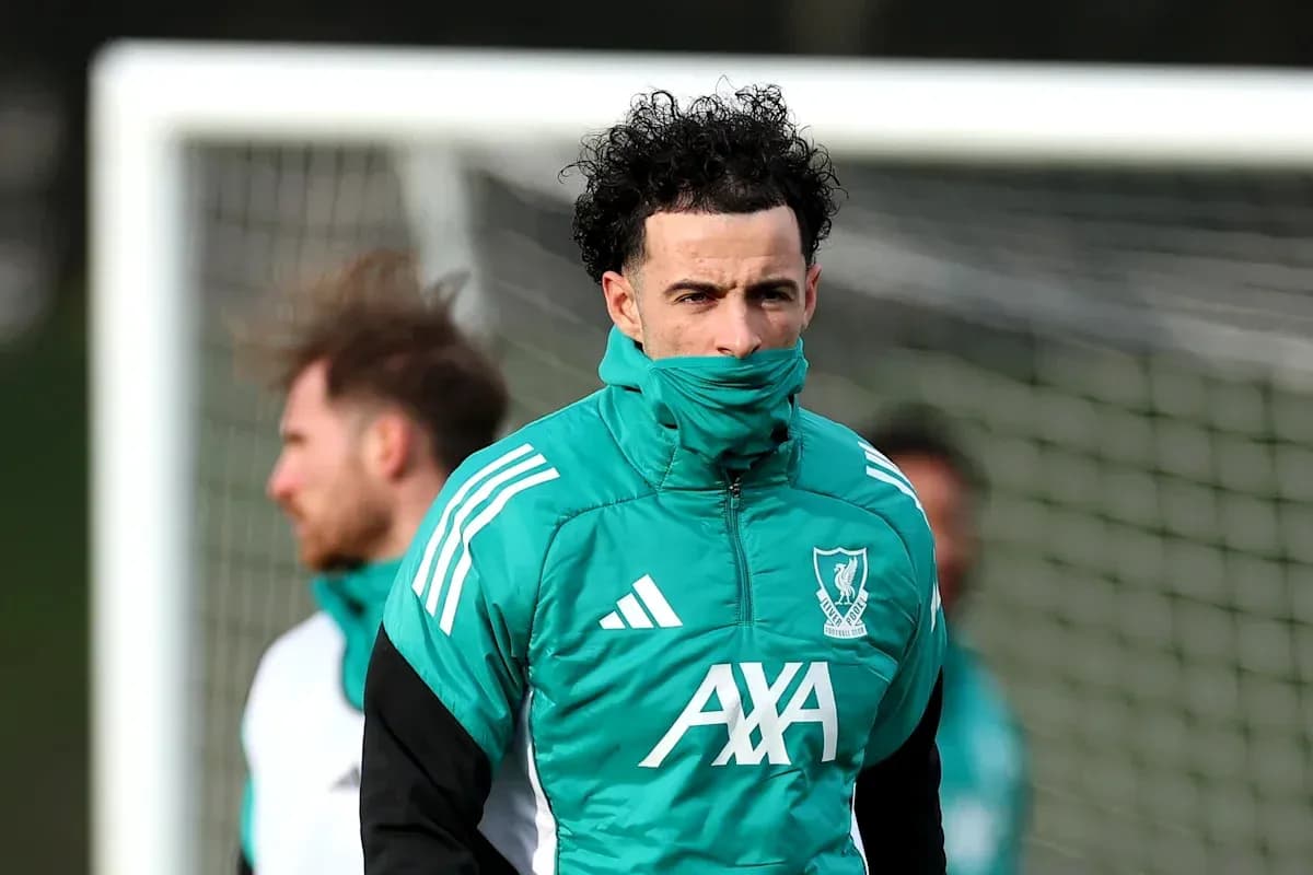 Jugador de Liverpool en sesión de entrenamiento Jugador de Liverpool en sesión de entrenamiento