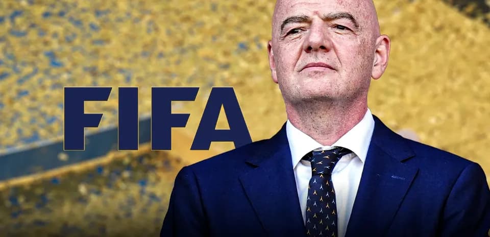 Gianni Infantino frente al logo de FIFA Gianni Infantino frente al logo de FIFA