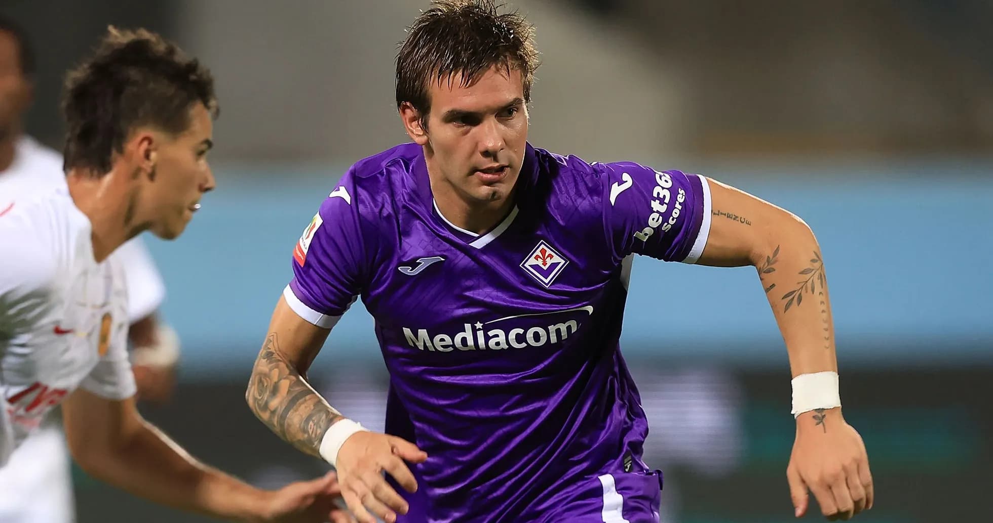 Jugador de Fiorentina avanzando con el balón Jugador de Fiorentina avanzando con el balón
