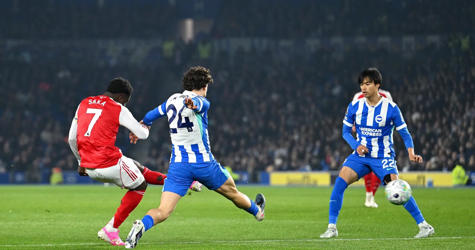 Saka disparando en el partido contra Brighton Saka disparando en el partido contra Brighton