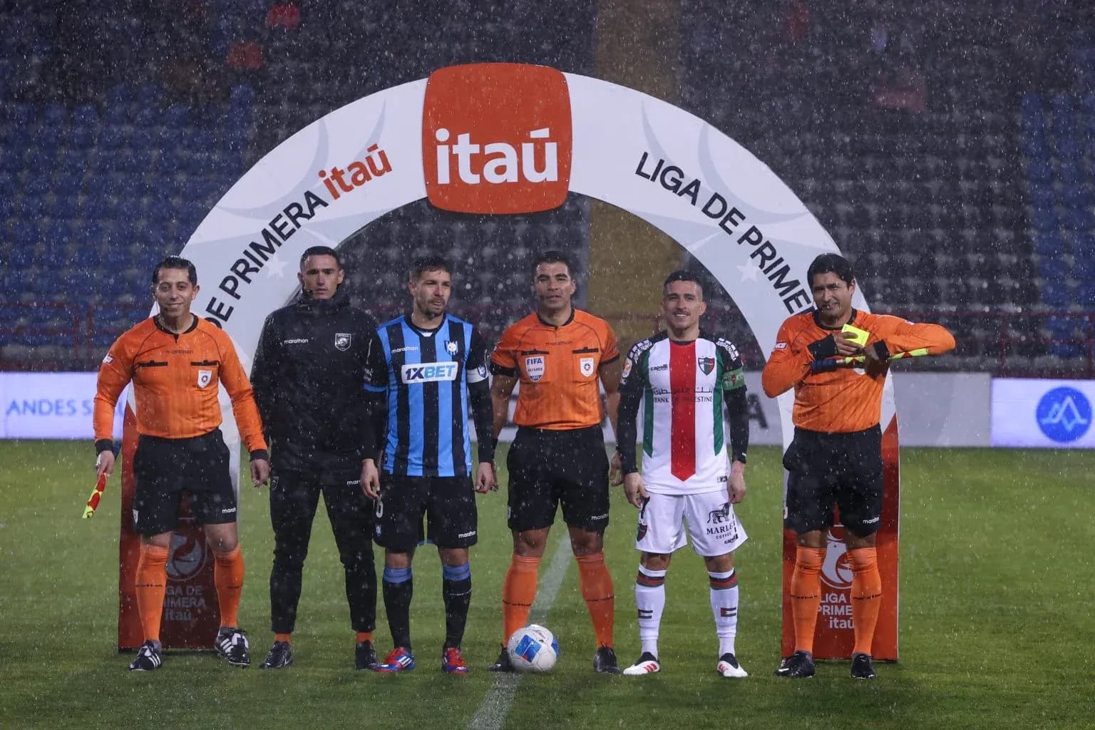 Árbitros y capitanes en el partido de fútbol Árbitros y capitanes en el partido de fútbol