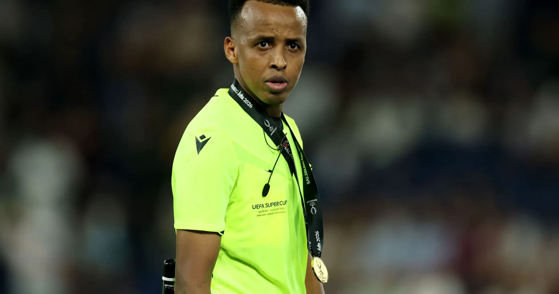 Árbitro con camiseta amarilla y medalla en el cuello Árbitro con camiseta amarilla y medalla en el cuello