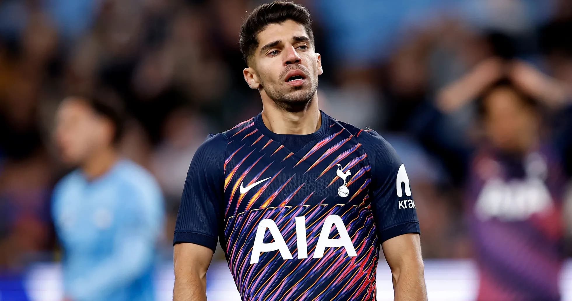 Jugador de Tottenham en el campo durante el partido Jugador de Tottenham en el campo durante el partido