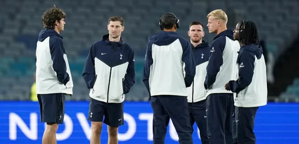 Jugadores de Tottenham en charla en el campo Jugadores de Tottenham en charla en el campo
