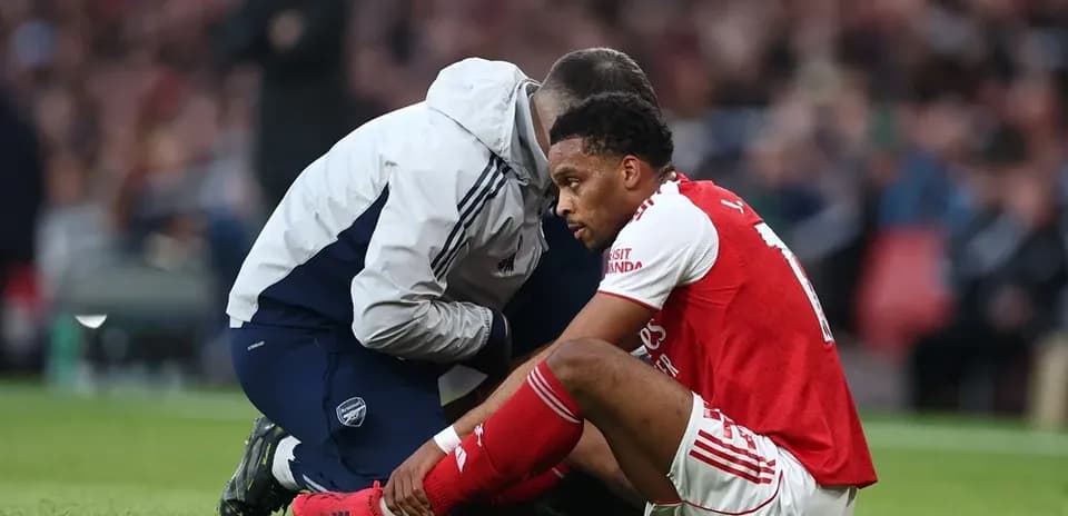 Jugador de Arsenal recibiendo atención médica en el campo Jugador de Arsenal recibiendo atención médica en el campo