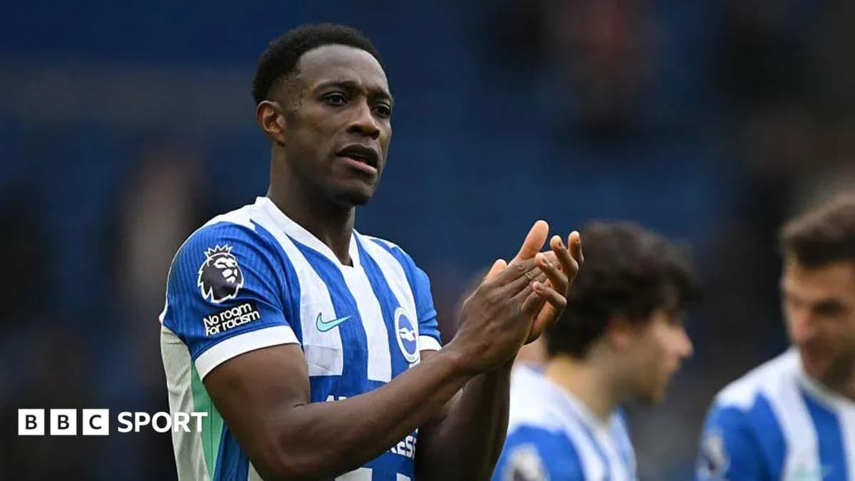 Jugador de Brighton aplaudiendo en el campo Jugador de Brighton aplaudiendo en el campo