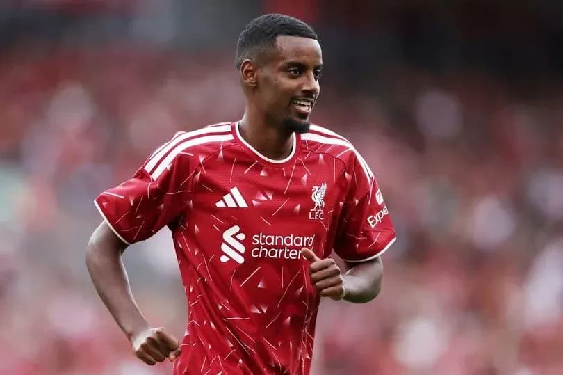Jugador de Liverpool sonriendo en el campo Jugador de Liverpool sonriendo en el campo