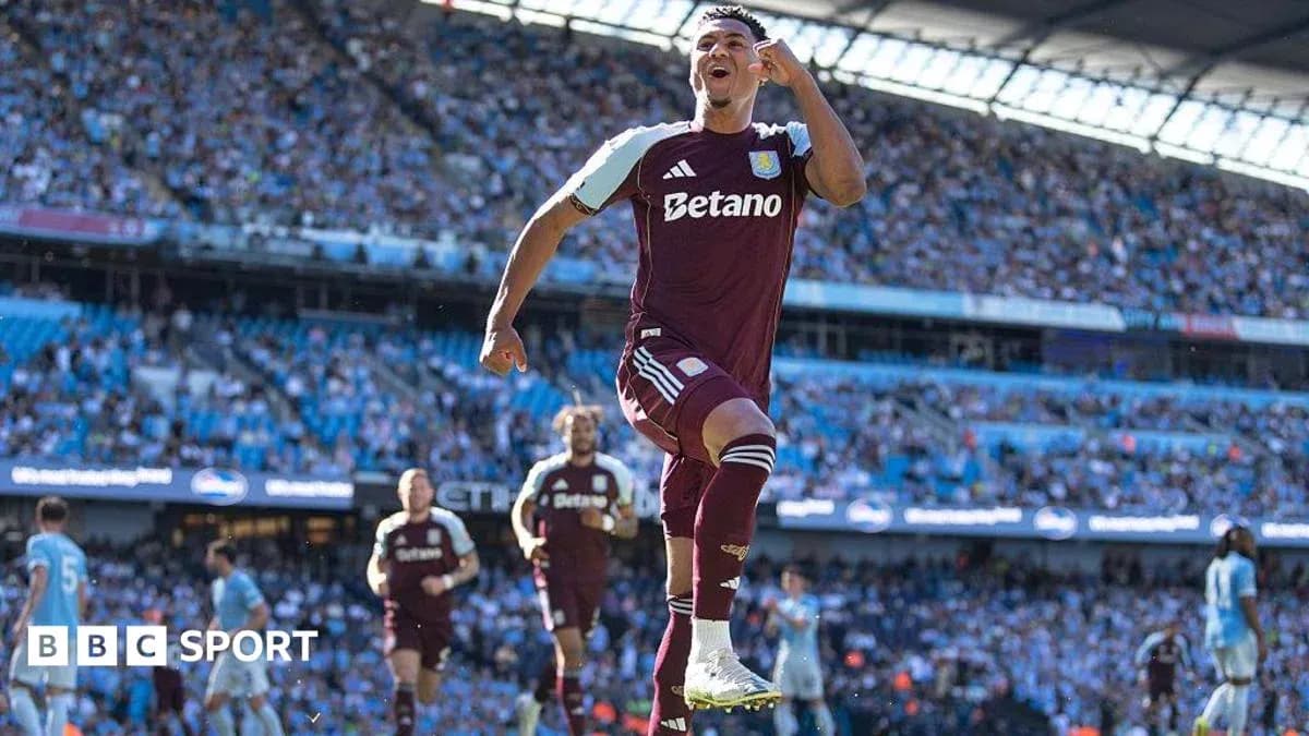Jugador de Aston Villa celebrando un gol en el estadio Jugador de Aston Villa celebrando un gol en el estadio