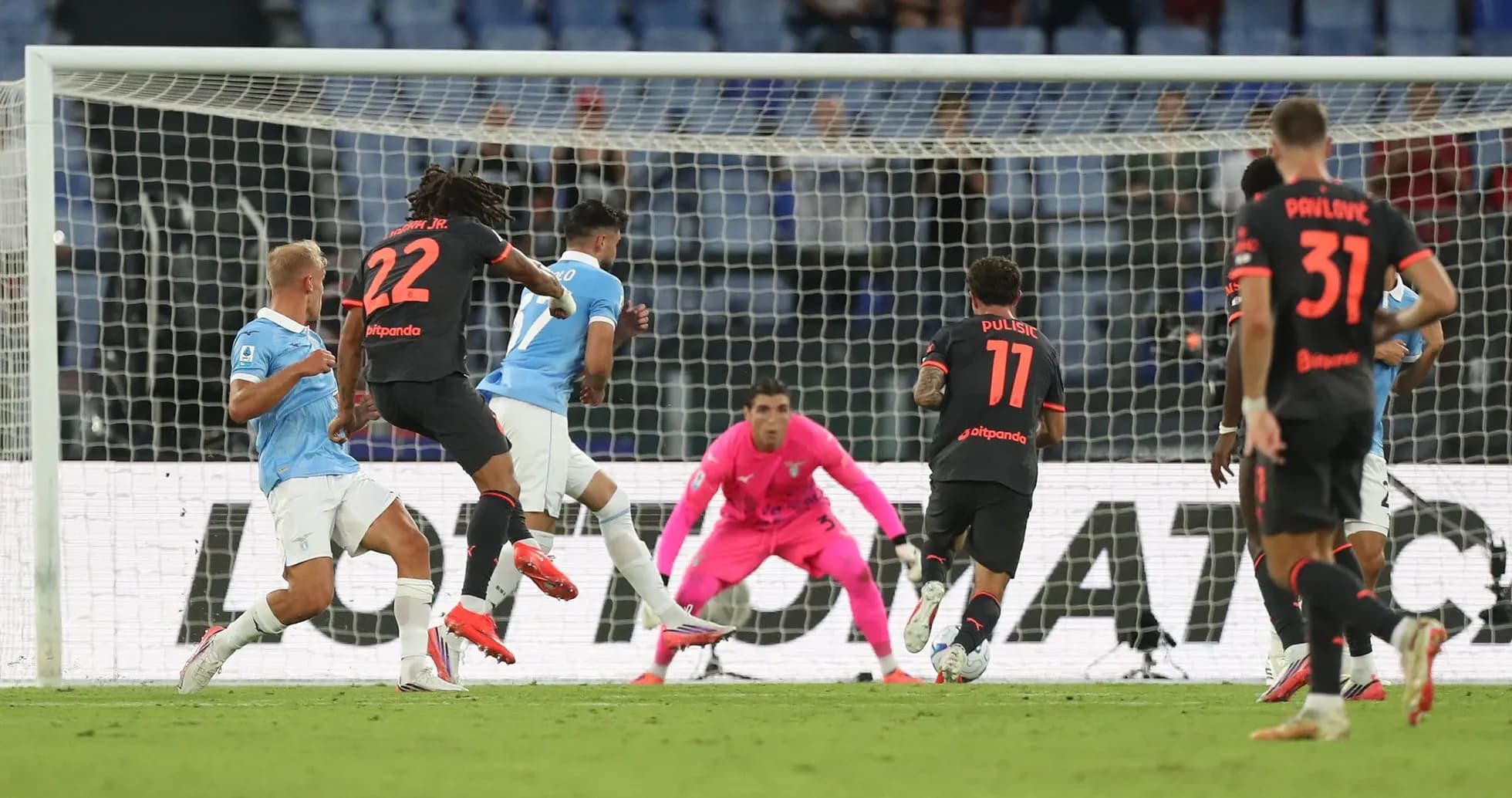 Un jugador de Lazio intenta anotar un gol Un jugador de Lazio intenta anotar un gol