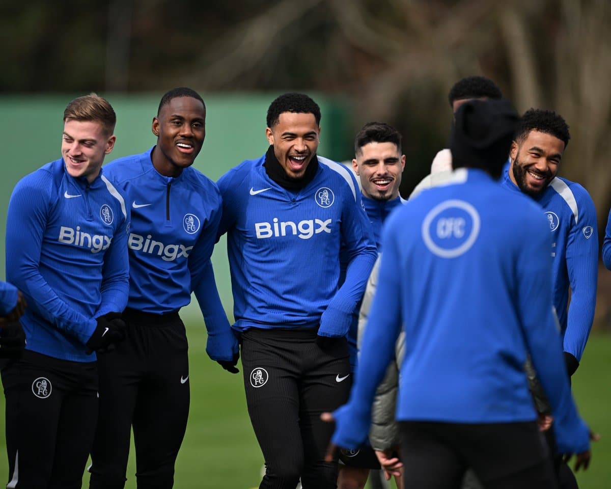 Jugadores riendo durante sesión de entrenamiento Jugadores riendo durante sesión de entrenamiento